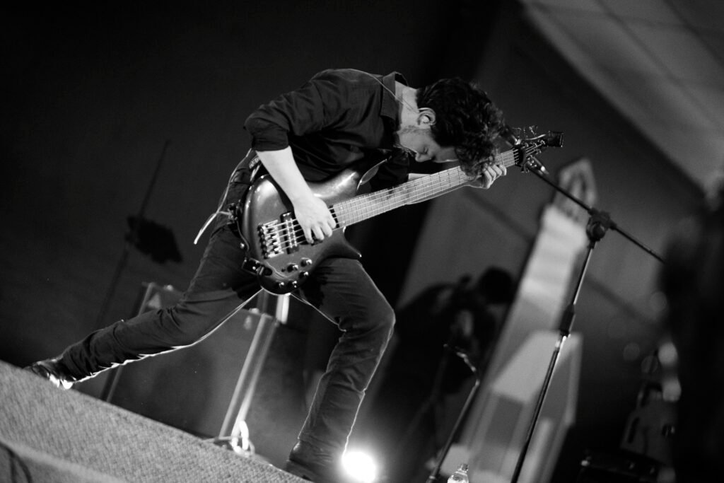 Darío Jarrín tocando el bajo en vivo con DAM