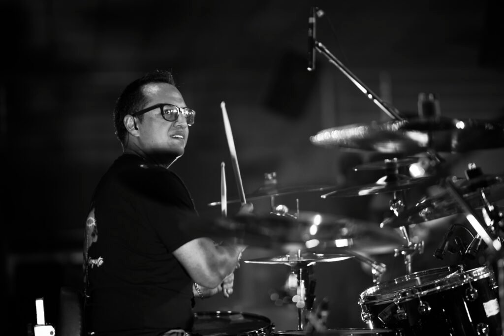 Santiago Sánchez tocando la batería en vivo con DAM