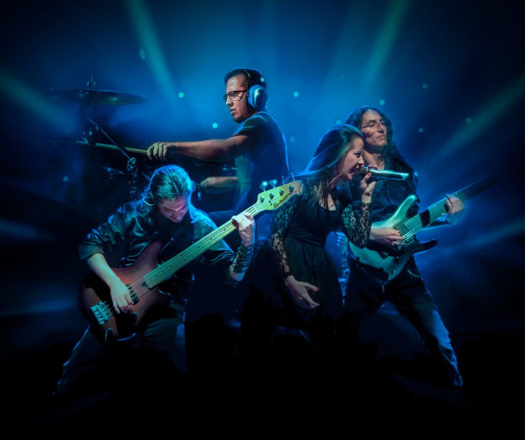 Banda DAM tocando en vivo sobre el escenario con luces azules